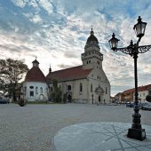 MESTO SKALICA: Dominantou námestia je Farský kostol sv. Michala Archanjela a veža kostola, autor: E.Timko