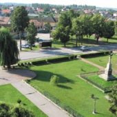 OBEC VLČANY: Vtáčí pohľad na centrum dediny OBEC VLČANY: Vtáčí pohľad na centrum dediny