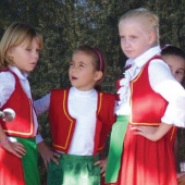 OBEC VLČANY: Folklórny súbor detí na jarmoku OBEC VLČANY: Folklórny súbor detí na jarmoku