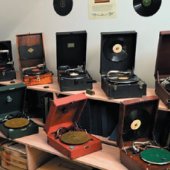 MESTO GALANTA: Expozícia starých gramofónov