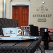 MESTO GALANTA: Esterházy kaviareň a vináreň