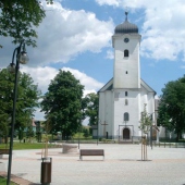 OBEC BOBROV: Námestie s kostolom sv. Jakuba