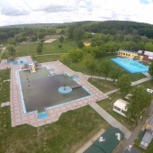 REKREAČNÁ OBLASŤ KURINEC - ZELENÁ VODA: pools and lake from bird´s perspective