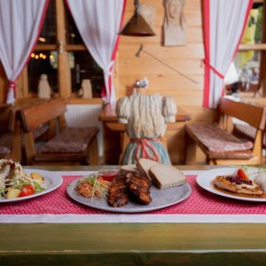 Jánošíkov dvor: Traditional Slovak food