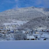 OBEC VOJKOVCE: Pohľad na dedinu a vrch Sľubica