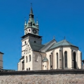 NÁRODNÁ BANKA SLOVENSKA - MÚZEUM MINCÍ A MEDAILÍ KREMNICA: Kremnický Mestský hrad s Kostolom sv. Kataríny a časťou zachovalého mestského opevnenia.