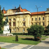 MESTO RIMAVSKÁ SOBOTA: Budova Župného domu v popredí socha básnika Mihálya Tompu