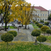 MESTO RIMAVSKÁ SOBOTA: pohľad na Hlavné Námestie, v pozadí budova Čierneho orla