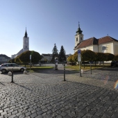 MESTO RIMAVSKÁ SOBOTA: Hlavné námestie, kostol reformovanej cirkvi vľavo a kostol Sv. Jána Krstiteľa vpravo