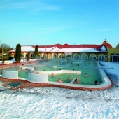 MESTO VEĽKÝ MEDER: -Half coveredsitting  pool