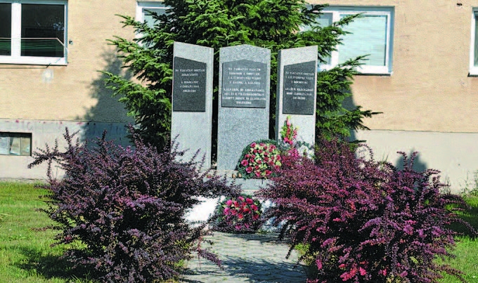 OBEC KALNÁ NAD HRONOM: Pomník obetiam 1. a 2. sv. vojny