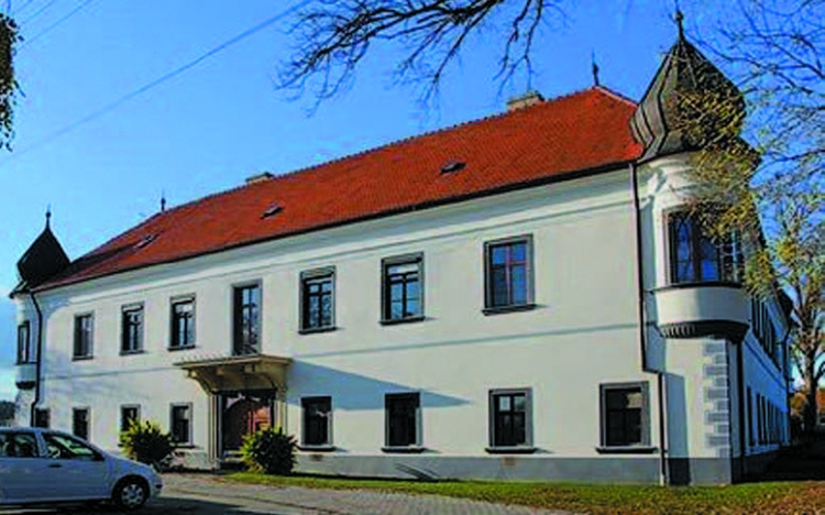 OBEC RADOŠINA: Kaštieľ