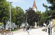 MESTO VRANOV NAD TOPĽOU: Námestie slobody v pozadí s bazilikou Narodenia Panny Márie a socha sv. Jána Nepomuckého a Panny Márie s Ježiškom