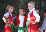 OBEC VLČANY: Folklórny súbor detí na jarmoku